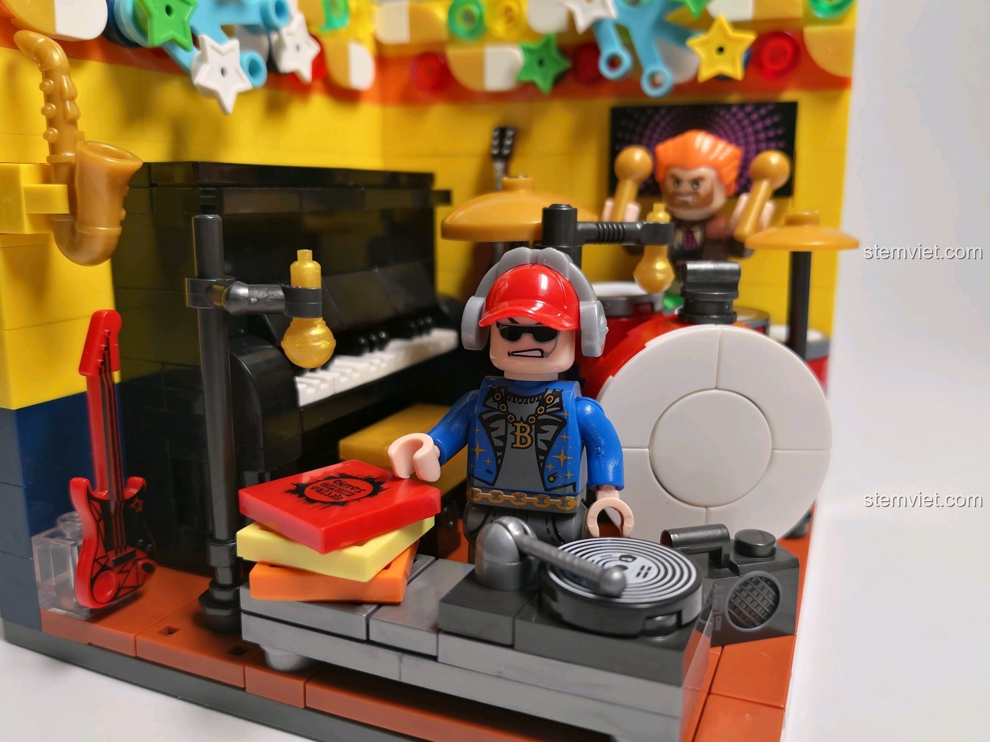 Cận cảnh minifigure DJ đang chơi nhạc trên bàn xoay đĩa than, với các chi tiết nhỏ như loa và chồng đĩa nhạc.