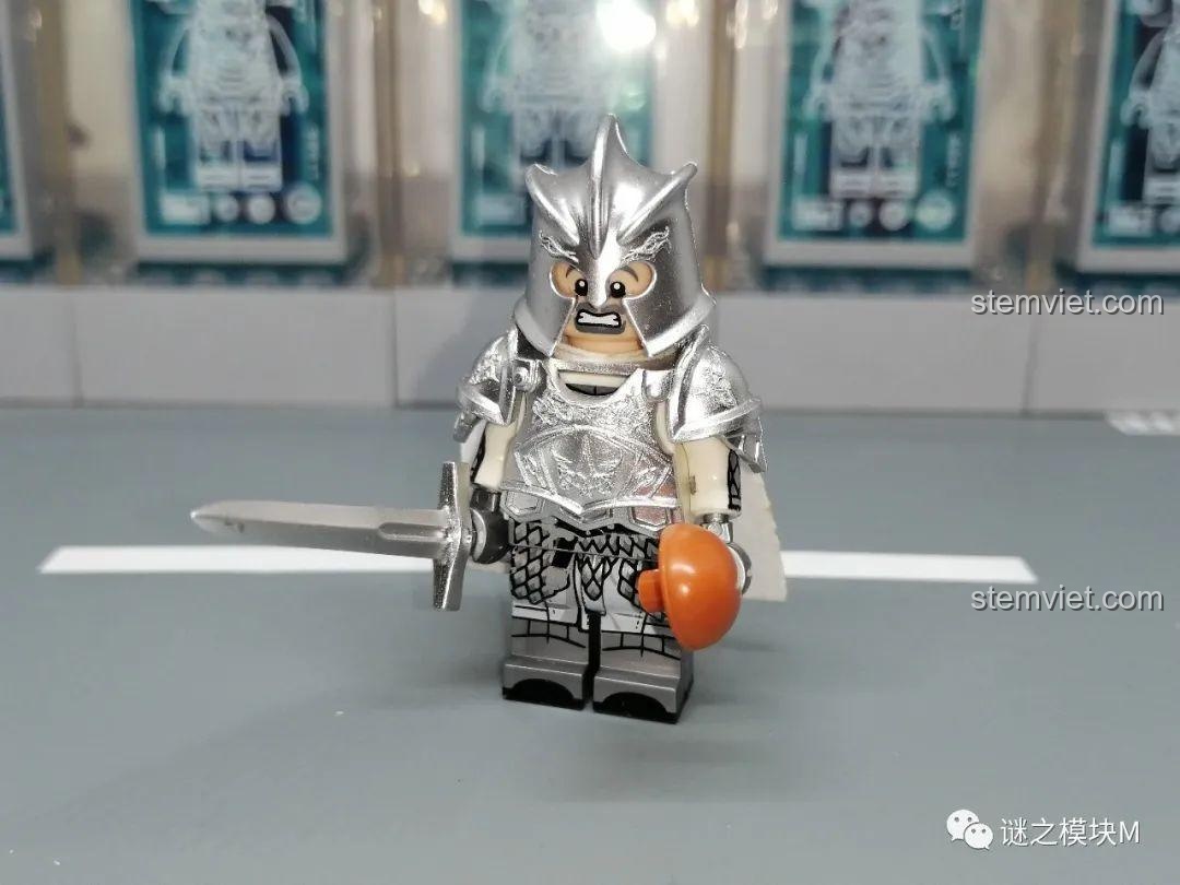 Cận cảnh minifigure hiệp sĩ Vệ Vương giáp bạc từ bộ KORUIT KT1019, gương mặt đang tức giận, tay cầm kiếm bạc.