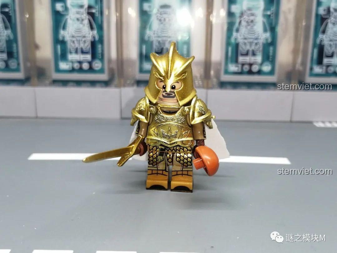 Cận cảnh minifigure hiệp sĩ Vệ Vương giáp vàng từ bộ KORUIT, tay cầm kiếm và khiên, mũ giáp che kín mặt.