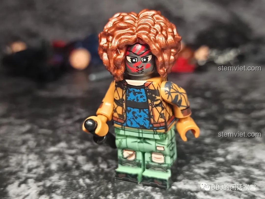 Cận cảnh minifigure Karli Morgenthau WM2167 với mặt nạ và mái tóc màu kim loại độc đáo.