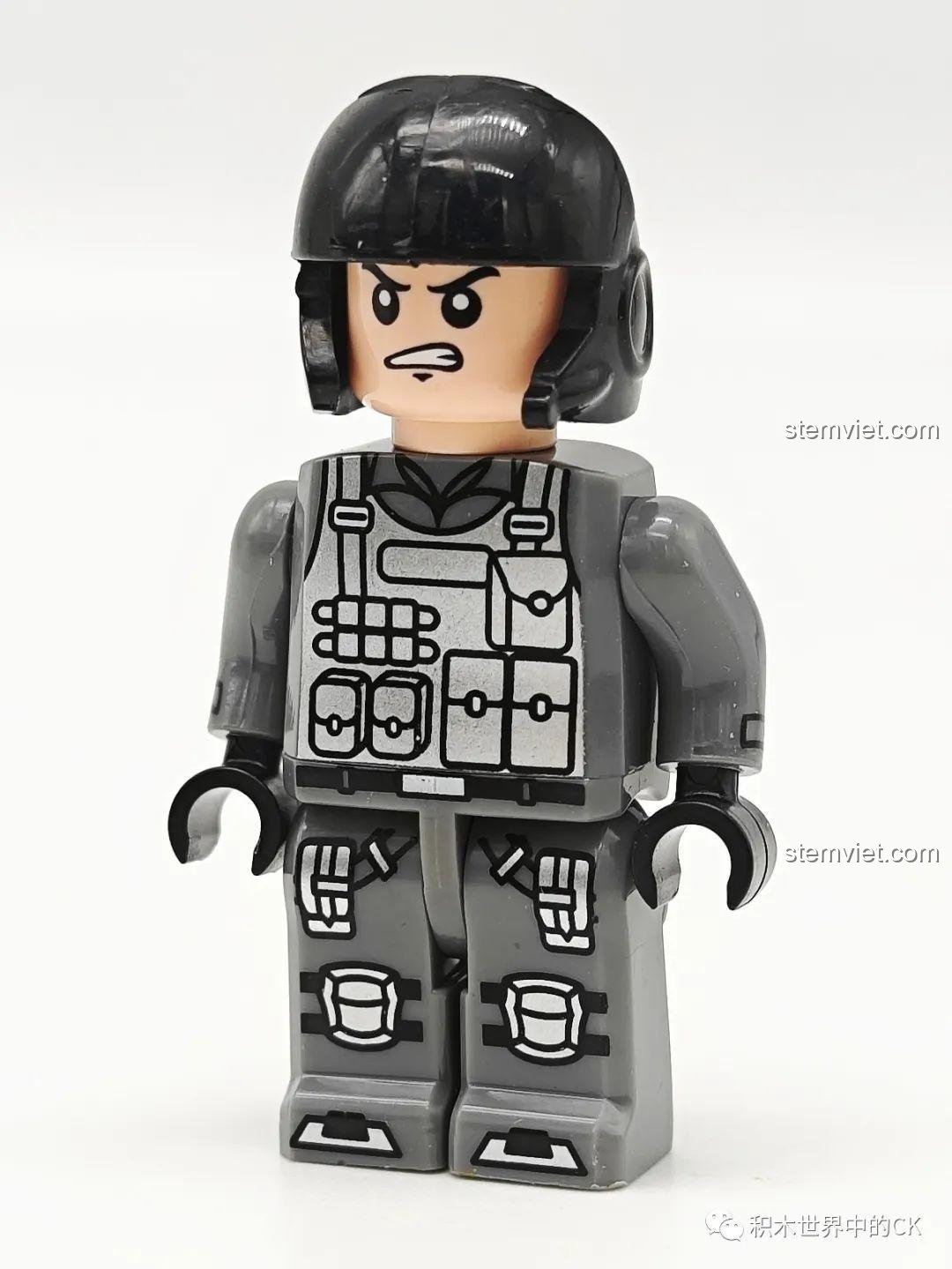 Cận cảnh minifigure phi công của bộ JIESTAR 58058, mặc trang phục bay màu xám, đội mũ bảo hiểm và có biểu cảm cương nghị.