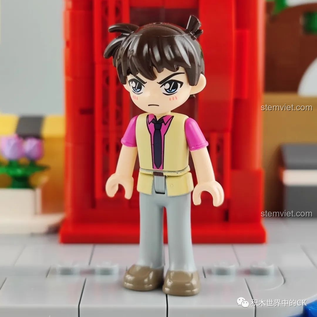 Cận cảnh minifigure Shinichi Kudo trong bộ Keeppley K20705 với biểu cảm cương nghị.