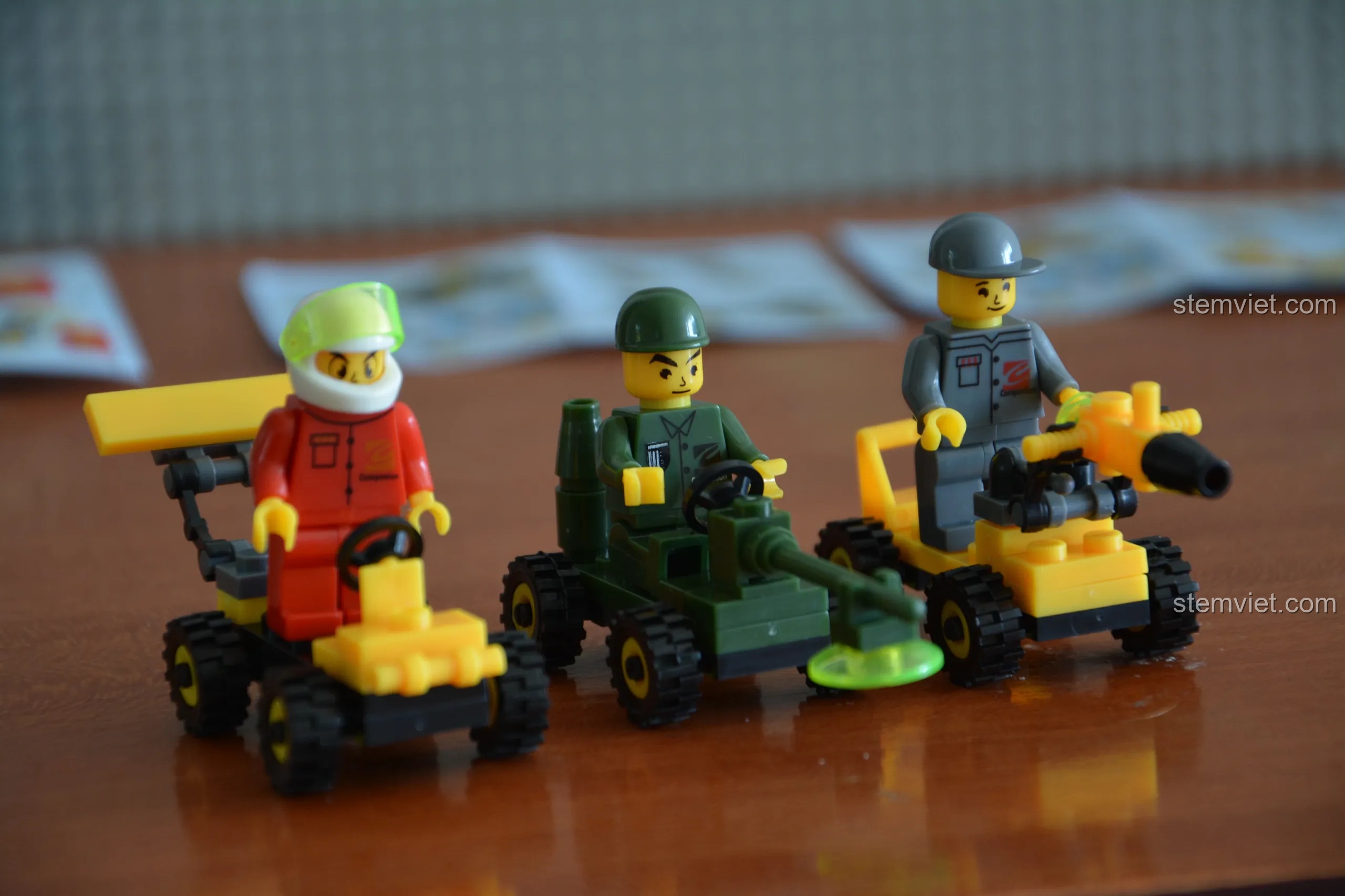 Cận cảnh các minifigure và xe mini từ bộ lắp ghép WANGE, cho thấy chi tiết và độ linh hoạt của các nhân vật.