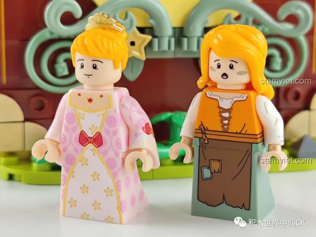 Cận cảnh hai minifigures Lọ Lem trong bộ đồ chơi lắp ghép Sách Truyện Cổ Tích Cô Bé Lọ Lem Wekki 506174.