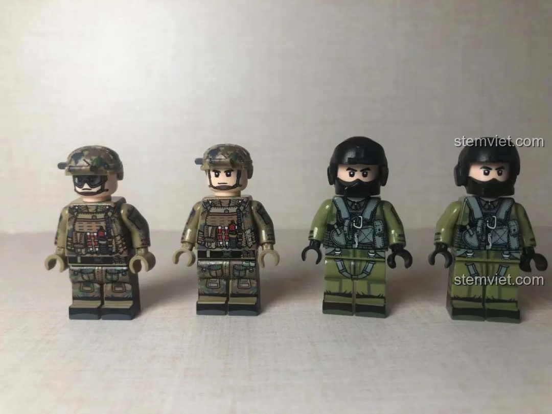 Cận cảnh 4 minifigures của bộ SEMBO 705992: 2 lính thủy đánh bộ và 2 phi công với biểu cảm và trang phục chi tiết.