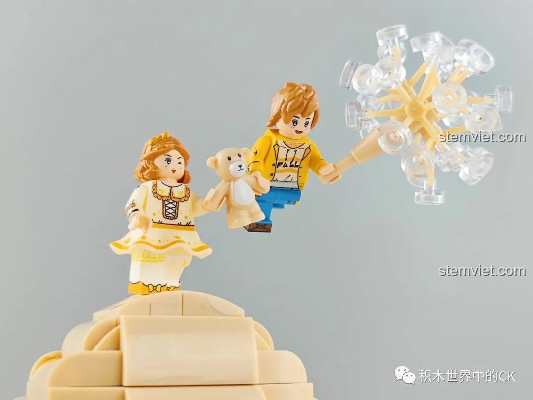 Cận cảnh hai minifigures và gấu teddy trong bộ Wekki Bốn Mùa Cùng Em mùa thu.