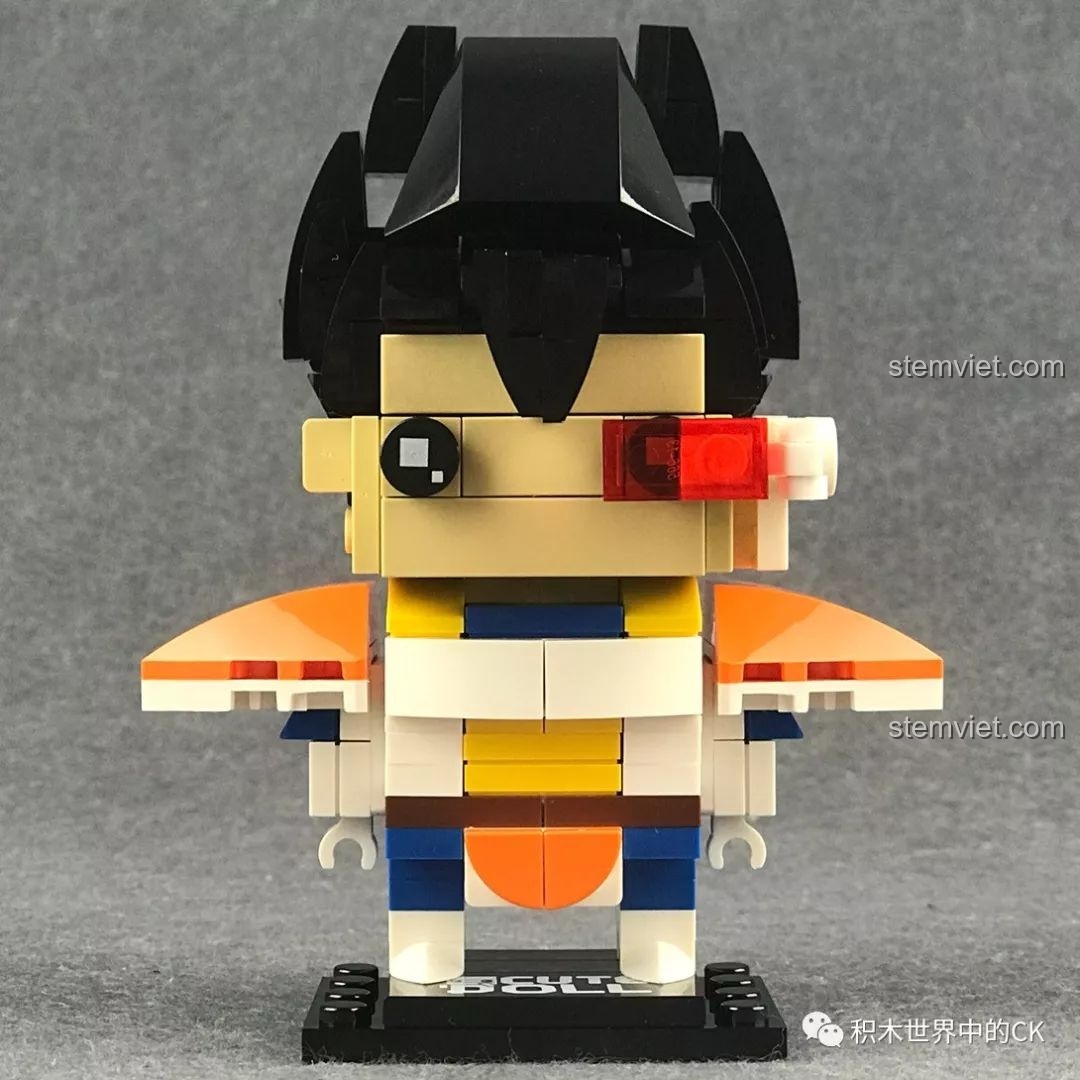 Cận cảnh mô hình Decool 6829 Vegeta, tập trung vào chi tiết máy đo sức mạnh Scouter và biểu cảm gương mặt.