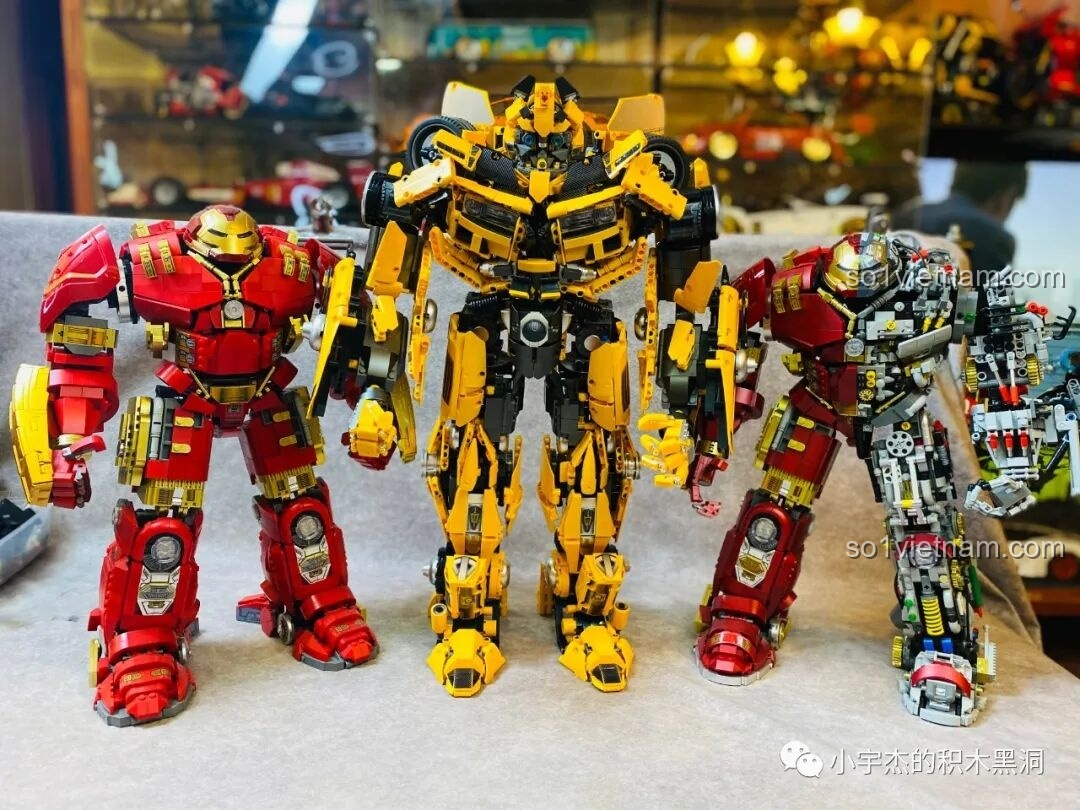 Cận cảnh mô hình Hulkbuster phiên bản bán trong suốt, một trong hai mô hình được dùng để so sánh với Bumblebee.