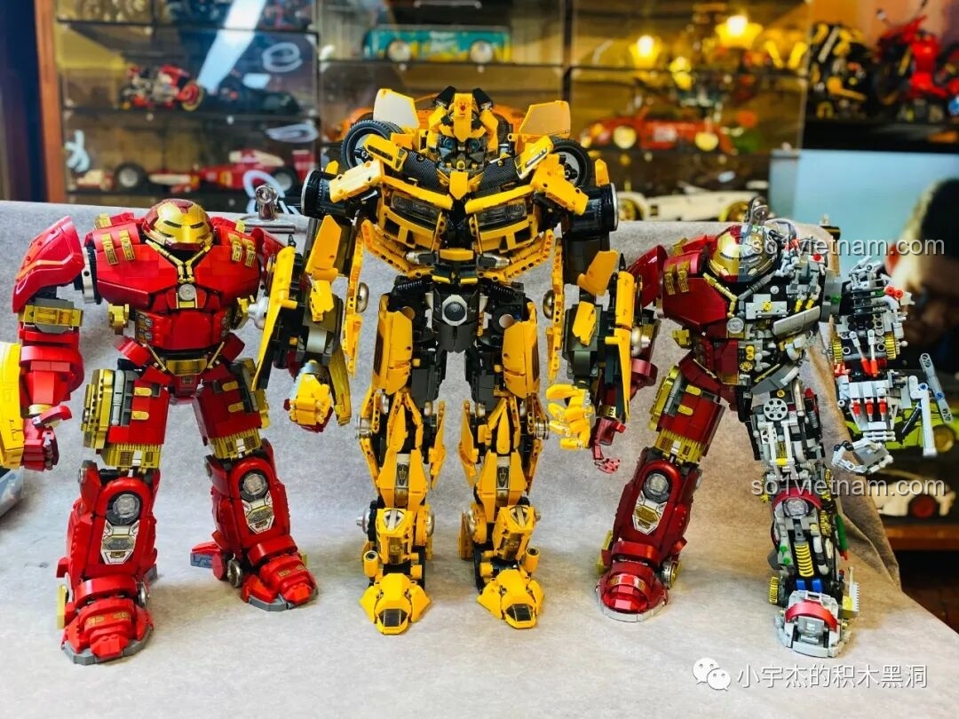 Cận cảnh mô hình Hulkbuster phiên bản thường có đèn, mô hình thứ hai được dùng để so sánh kích thước với Bumblebee.