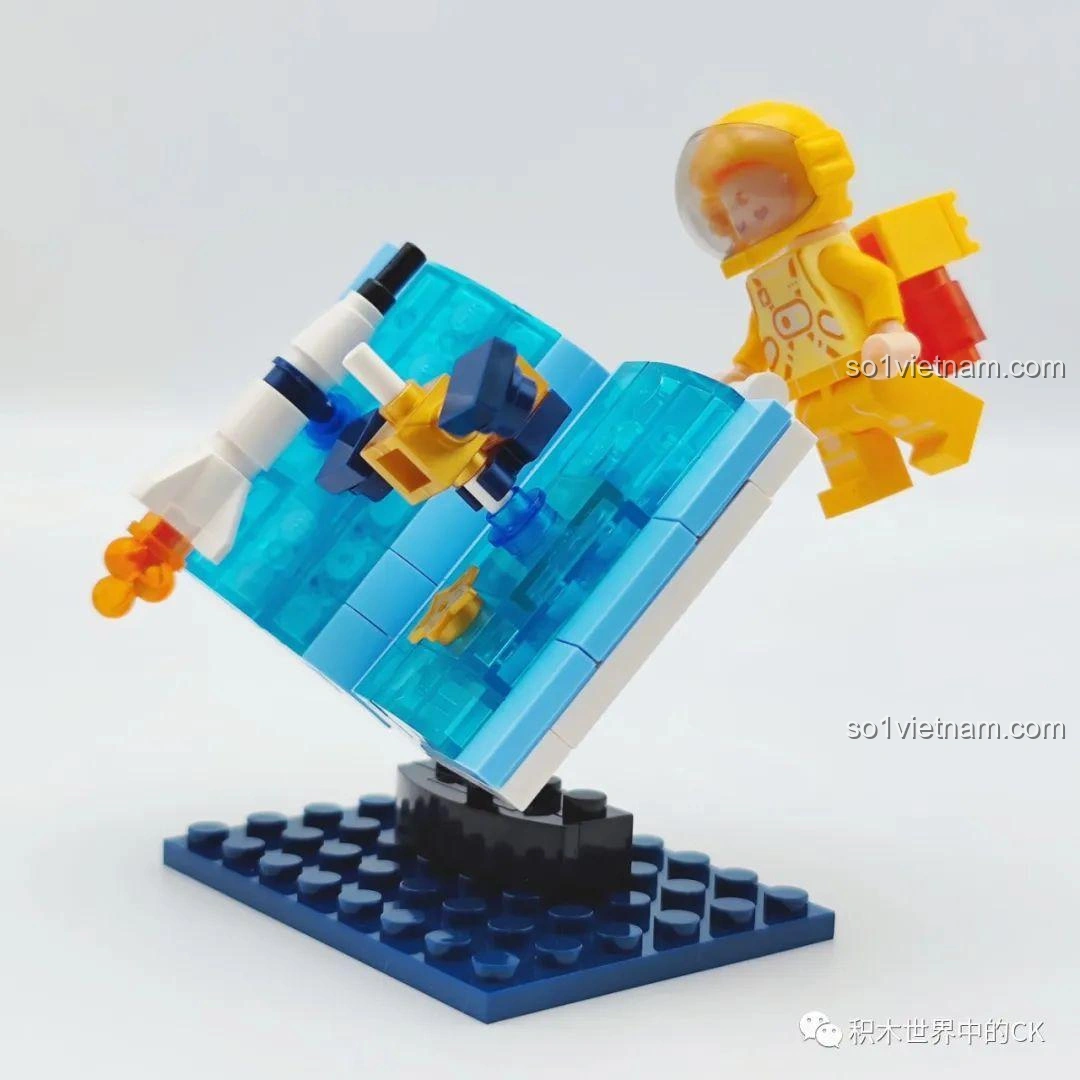 Cận cảnh mô hình Phi hành gia vàng Universe in a Book, với phi hành gia đang bước ra từ cuốn sách, thuộc bộ đồ chơi WISE BLOCK HA390213.
