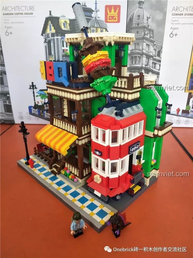 Góc nhìn cận cảnh mô hình WANGE 6313 hoàn thiện, tập trung vào toa tàu đỏ và các chi tiết mặt tiền.