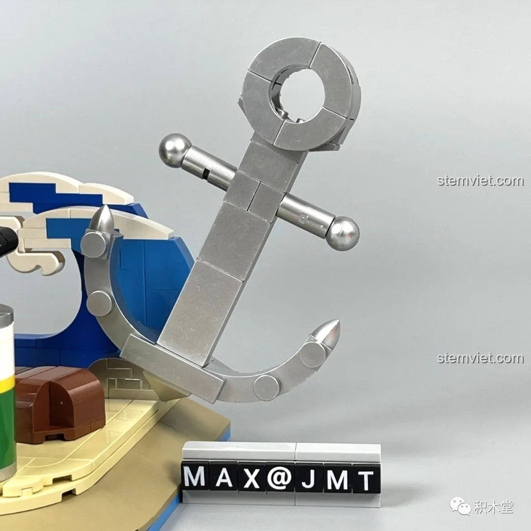 Cận cảnh chi tiết mỏ neo mạ bạc trong bộ lắp ráp Pantasy 86401 Thủy thủ Popeye.