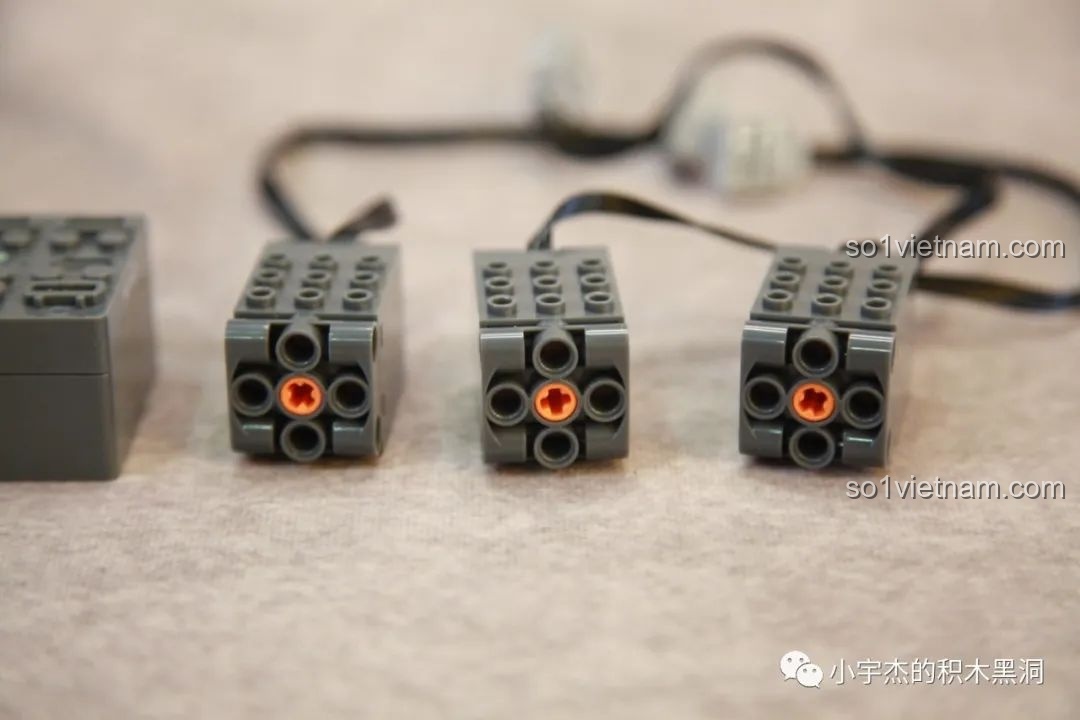 Cận cảnh các mô-tơ trong bộ Power Bricks của Sluban, có nhiệm vụ truyền động cho xe tăng T-14 Armata.