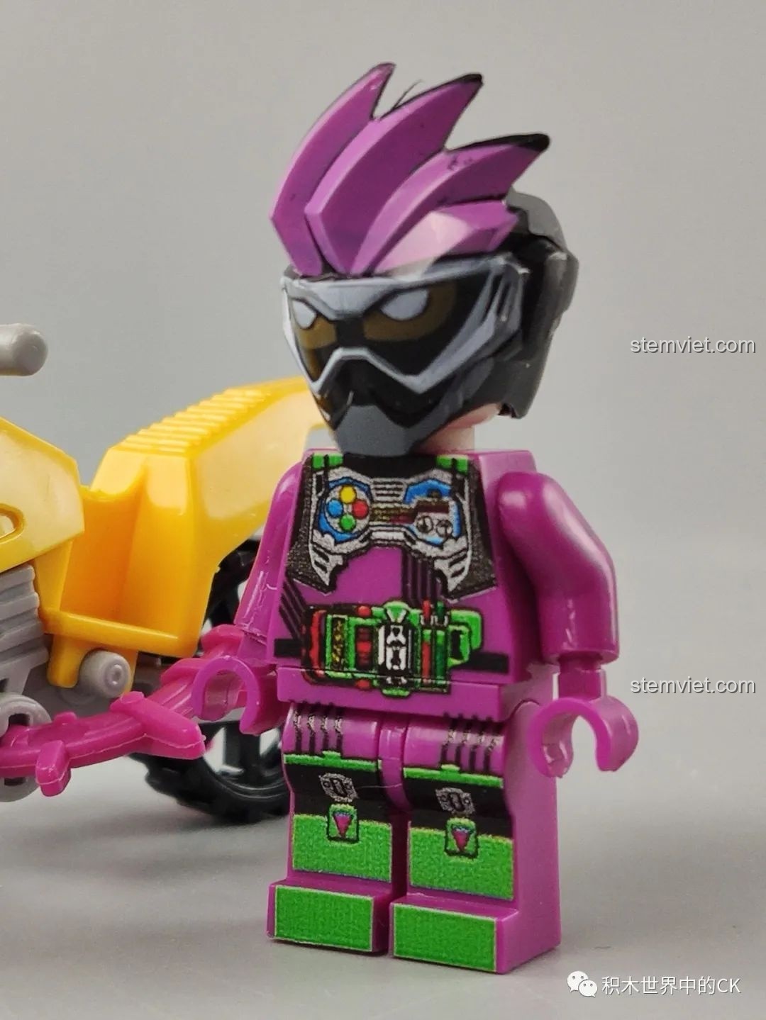Cận cảnh minifigure Kamen Rider Ex-Aid sau khi đội mũ, chi tiết in UV trên thân và mũ rất tốt.