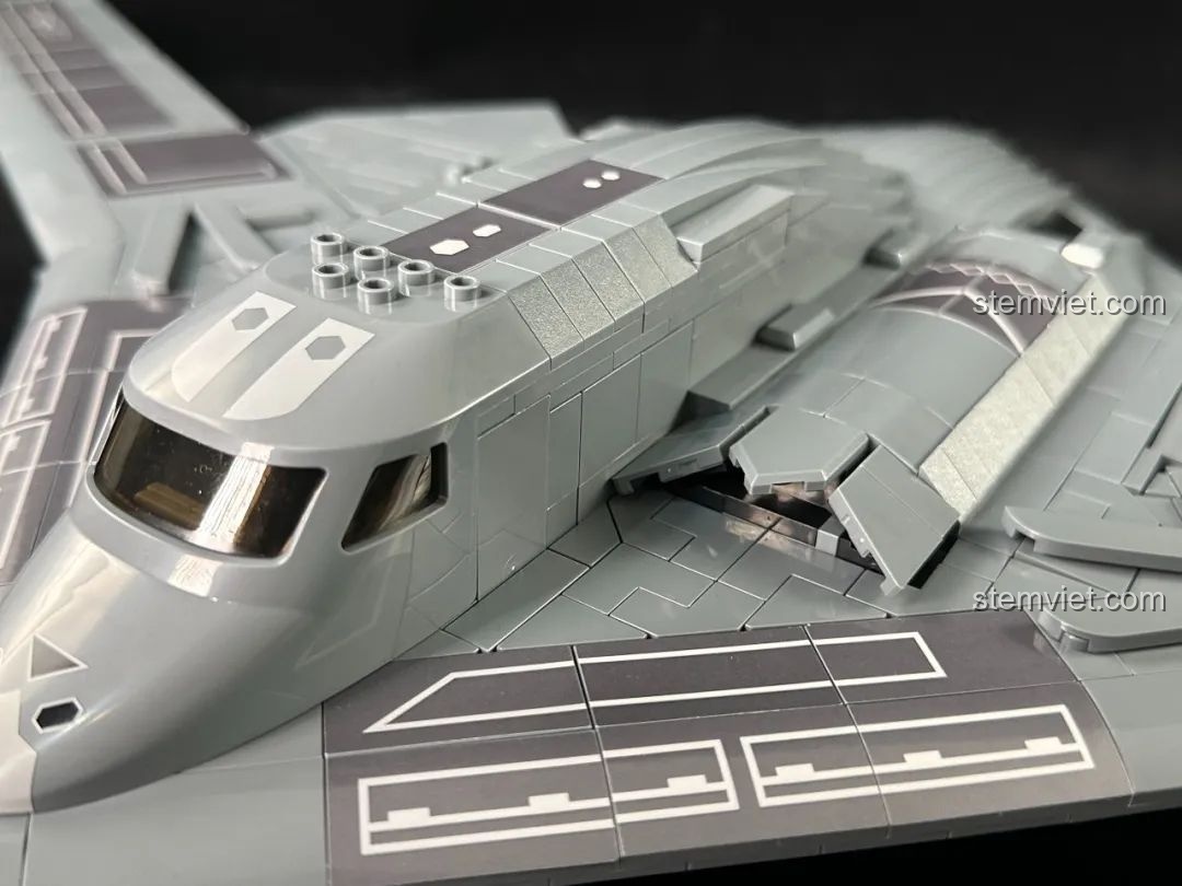 Cận cảnh phần mũi và buồng lái của mô hình oanh tạc cơ tàng hình H-20 Panlos Brick 639026.
