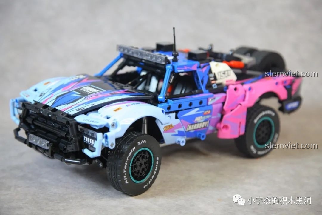 Cận cảnh nắp capo của xe SEMBO 715006 với sticker được dán đối xứng.