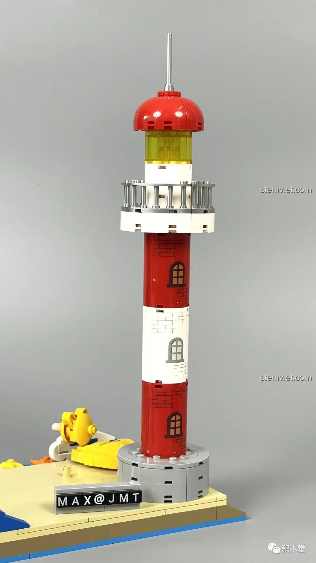 Cận cảnh ngọn hải đăng trong bộ lắp ráp Pantasy 86401, với chi tiết cửa sổ và lan can.