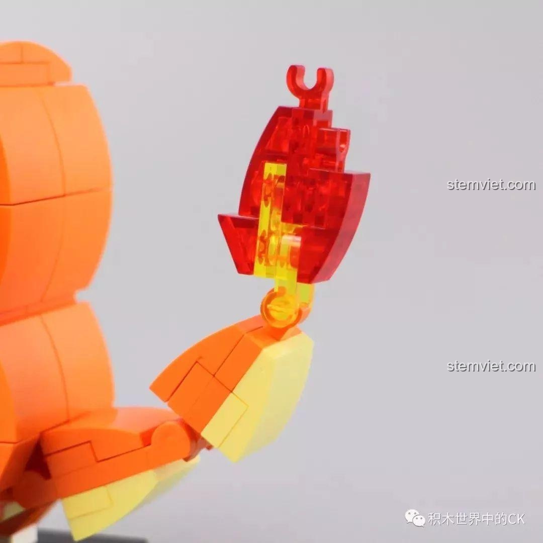 Cận cảnh chi tiết ngọn lửa trên đuôi Charmander, được làm từ các mảnh ghép trong suốt.