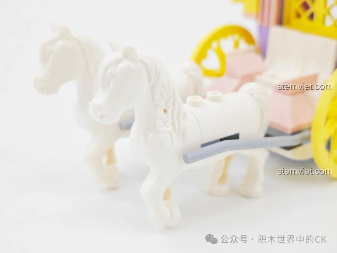 Cận cảnh chi tiết hai chú ngựa trắng trong bộ lắp ráp xe ngựa màu hồng cho bé gái 6+.