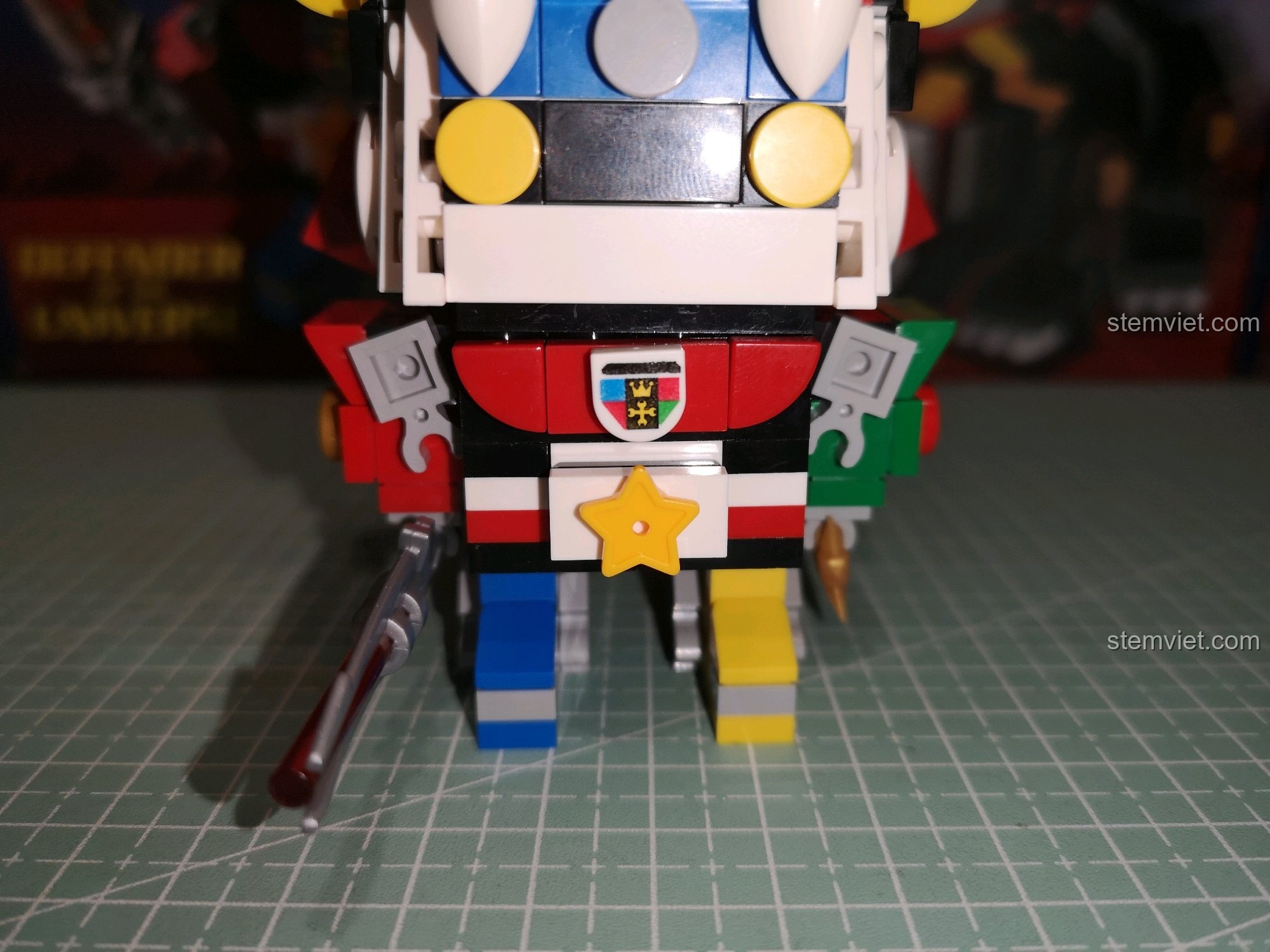 Cận cảnh phần ngực của Voltron với logo in và ngôi sao vàng.