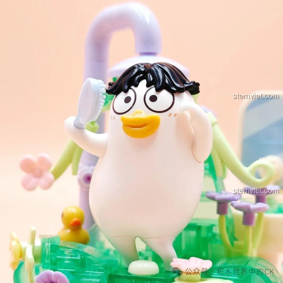 Cận cảnh nhân vật Tiểu Lưu Vịt trong bộ SEMBO 612023 với biểu cảm hài hước, tay cầm bàn chải. Đồ chơi cho bé gái 6 tuổi.