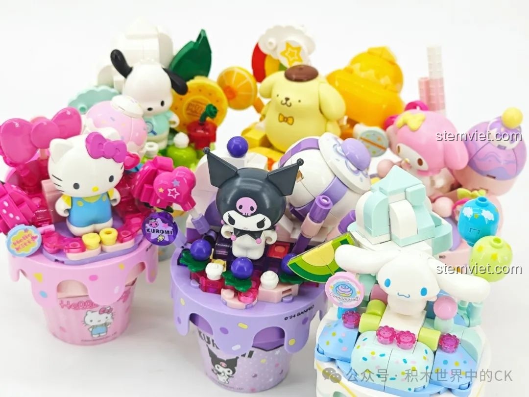 Ảnh chụp cận cảnh nhóm các mô hình Keeppley Sanrio, tập trung vào các nhân vật Hello Kitty, Kuromi và Cinnamoroll.