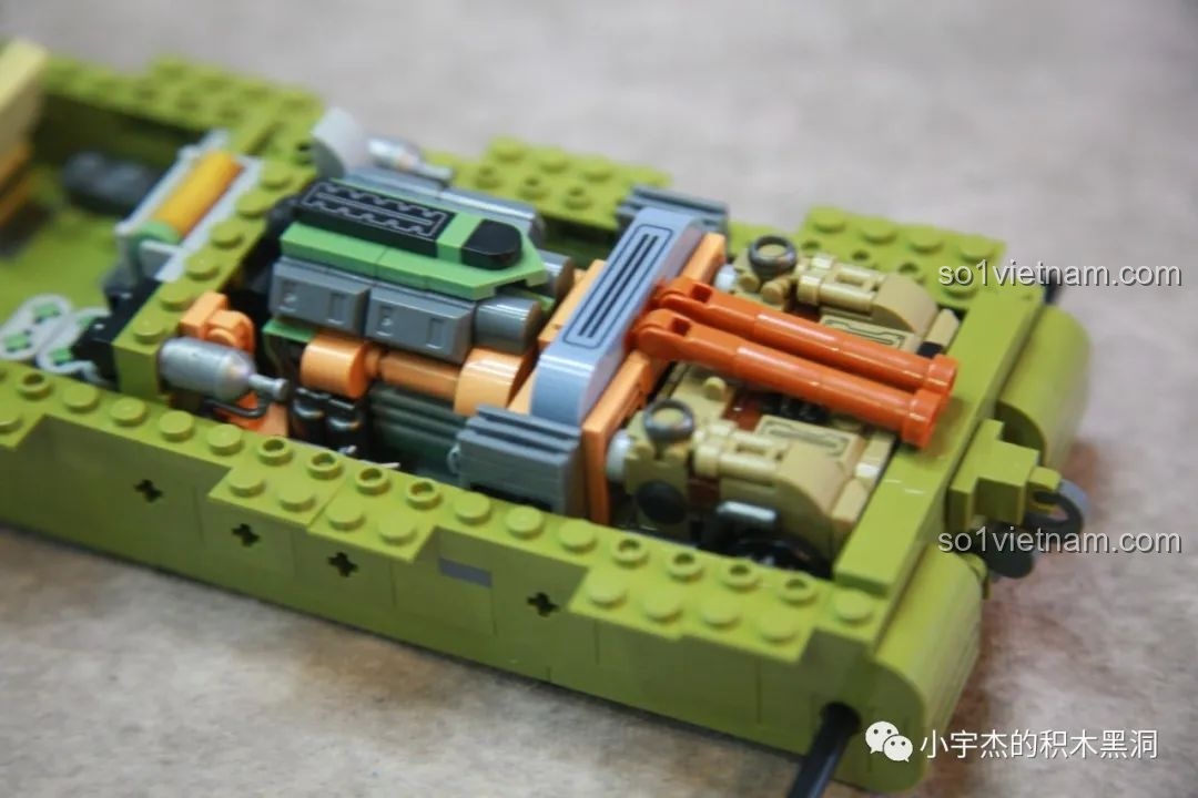 Cận cảnh nội thất chi tiết bên trong khoang động cơ của mô hình xe tăng T28 Panlos Brick 628010.