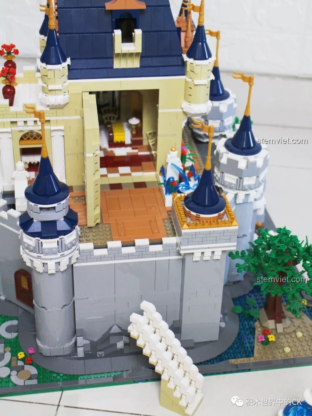 Cận cảnh nội thất phòng ngủ chi tiết trong bộ lắp ráp Tòa lâu đài nguy nga Mould King 13132.