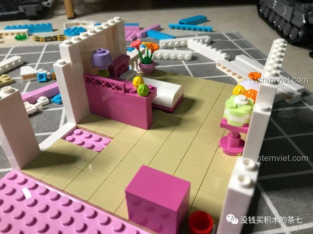 Cận cảnh nội thất phòng ngủ với giường, bàn trang điểm và bàn tiệc nhỏ trong Lâu Đài Hoàng Gia.