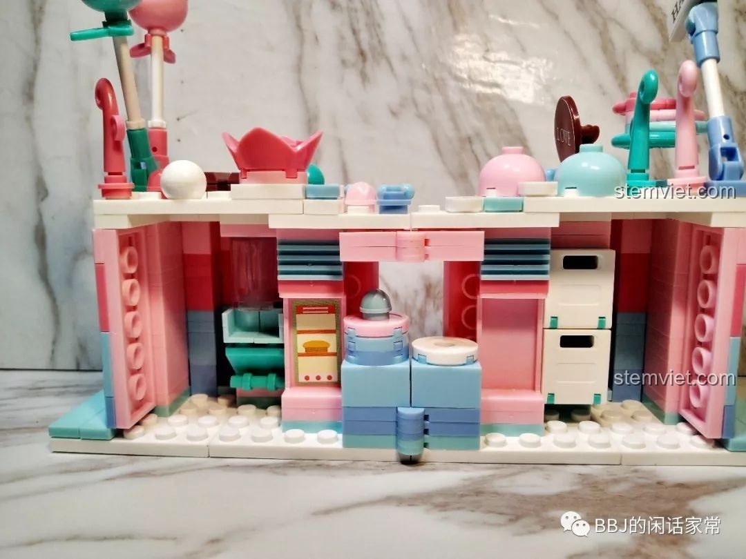 Cận cảnh không gian nội thất chi tiết của mô hình Sluban B0705H với lò nướng và tủ kệ.