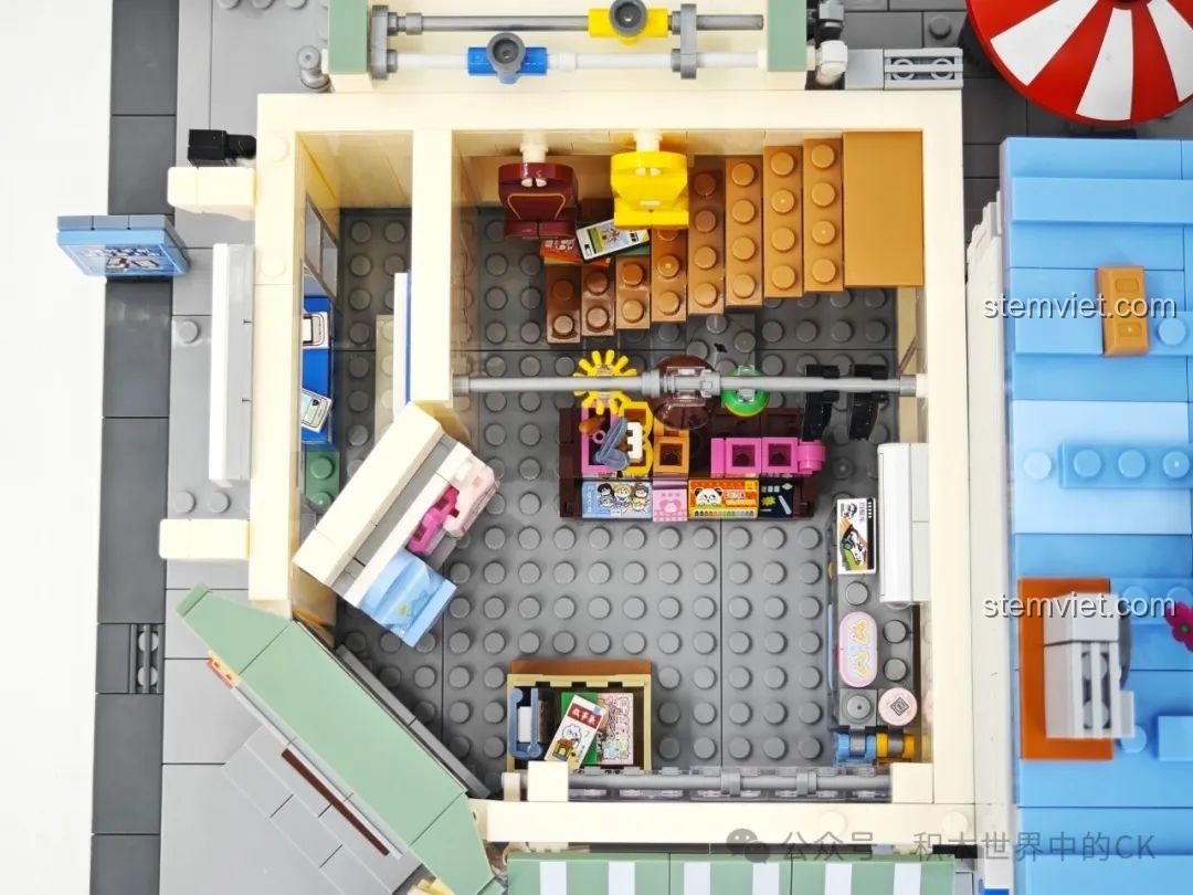 Cận cảnh nội thất tầng trên của bộ Wekki 516954, với các chi tiết như hộp bút, đồ dùng cá nhân.