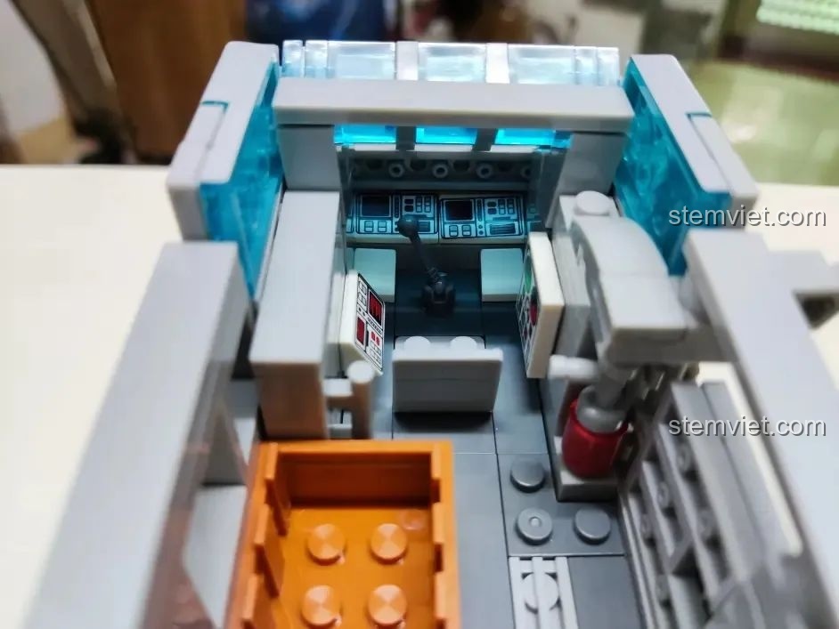 Cận cảnh khoang lái và khu vực chứa hàng bên trong mô hình WOMA C0898, rất chi tiết.