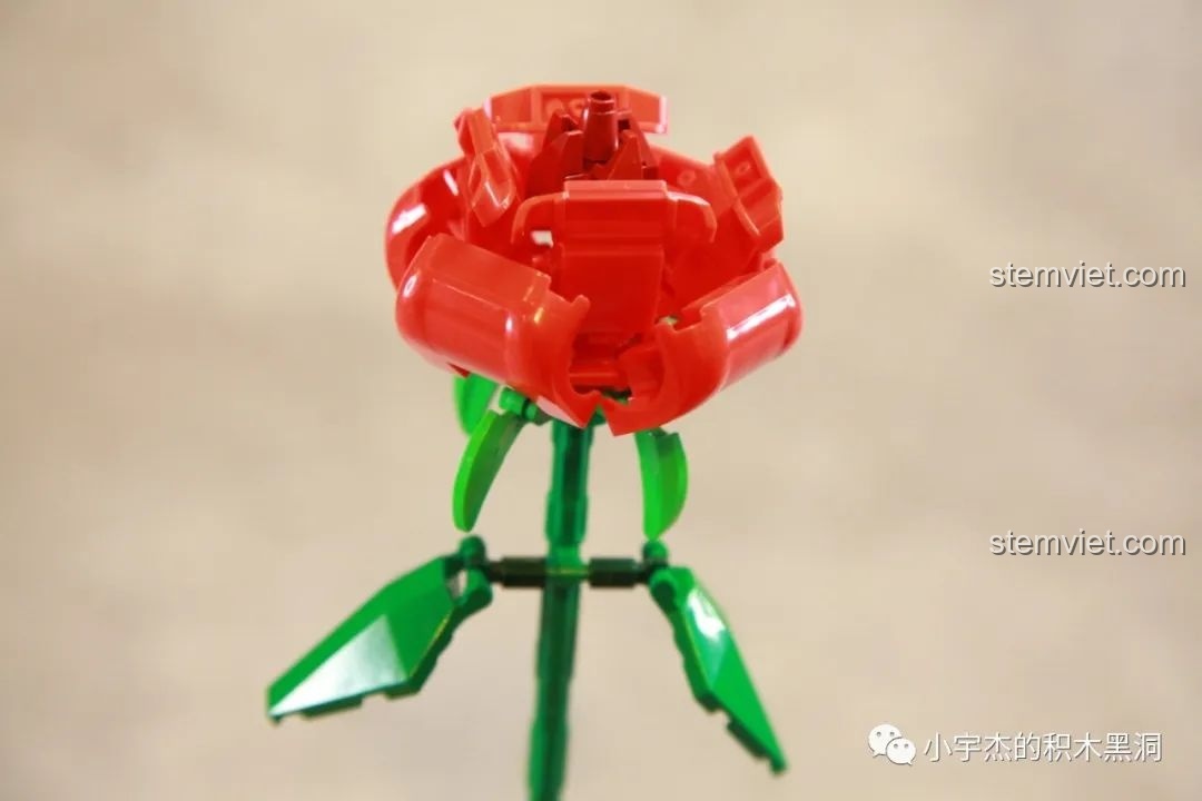 Cận cảnh nụ hoa hồng đỏ đầy đặn của bộ đồ chơi Hoa hồng trang trí 601268, thiết kế chi tiết và sống động.