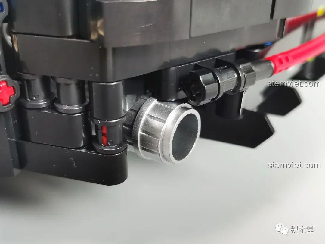 Cận cảnh ống xả của mô hình TGL T5023, một chi tiết sáng tạo và độc đáo.