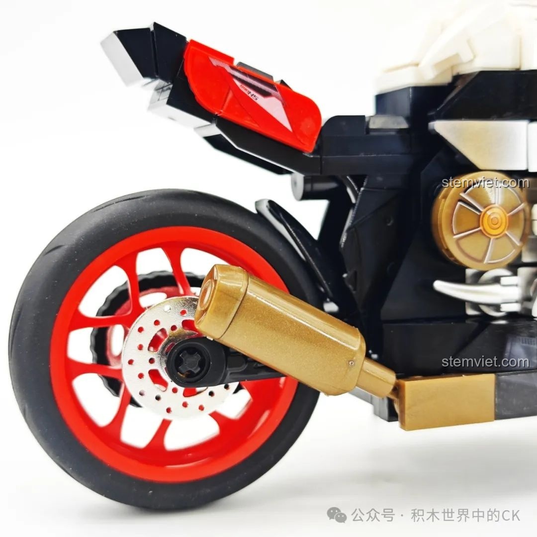 Cận cảnh ống xả màu vàng đồng và bánh sau của mô hình SEMBO 714553, một chi tiết thiết kế đẹp mắt.