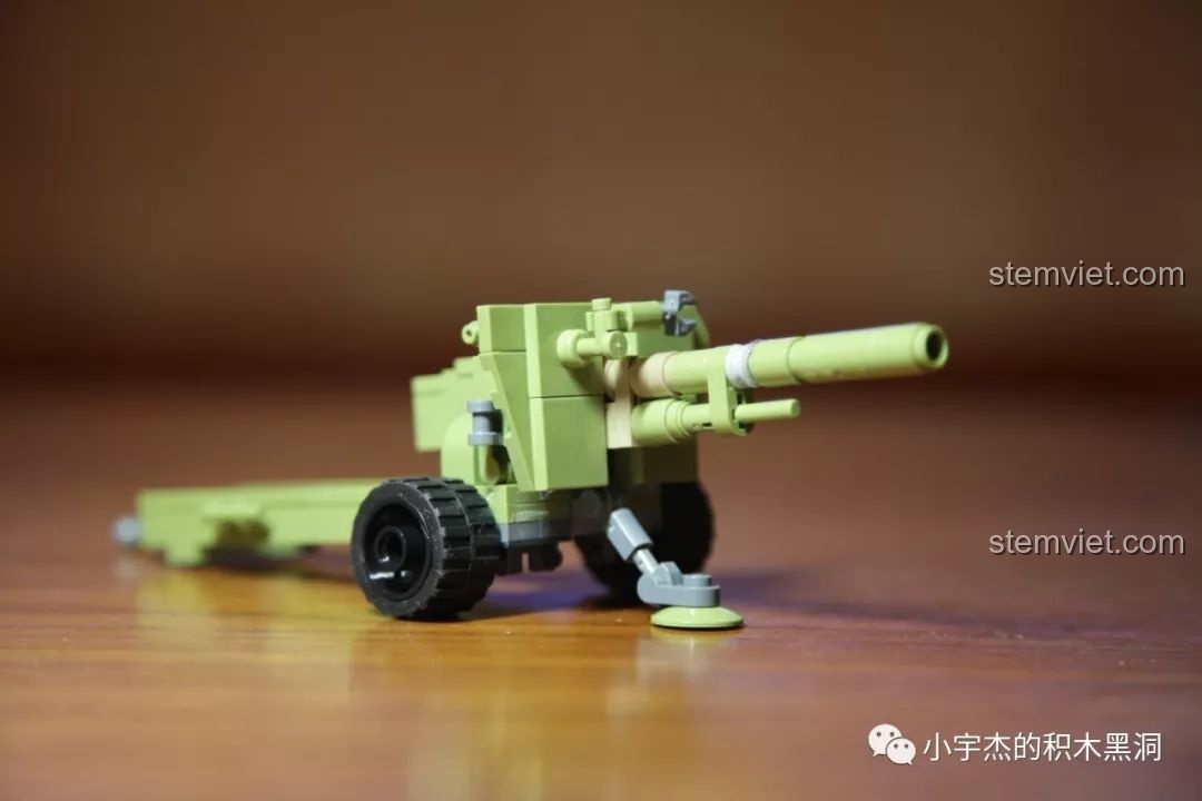 Cận cảnh phần thân và nòng của mô hình pháo dã chiến trong bộ Panlos 631004A.