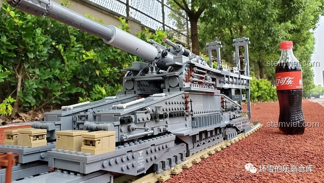 Góc nhìn cận cảnh mô hình Pháo Xe Lửa Dora 800mm Đức KAZI KY10005 từ phía trước, nổi bật kích thước và chi tiết.