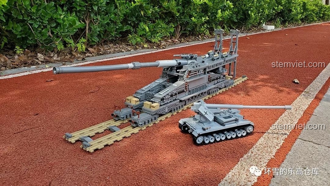 Góc nhìn cận cảnh mô hình Pháo Xe Lửa Dora 800mm Đức KAZI KY10005 từ phía trước, thể hiện sự hùng vĩ.