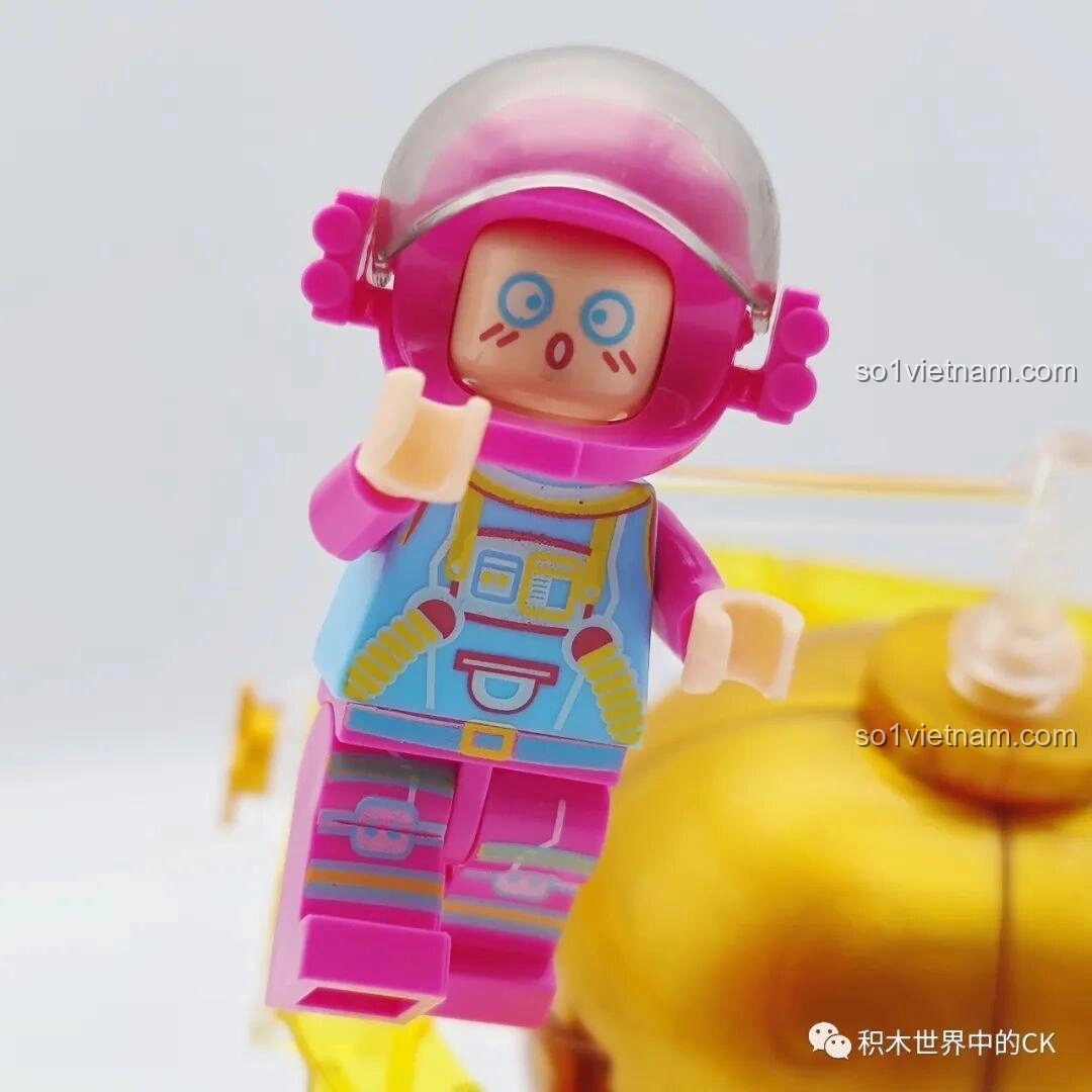Cận cảnh phi hành gia hồng của bộ đồ chơi WISE BLOCK HA390213, với biểu cảm bất ngờ, đôi mắt mở to và bộ đồ phi hành gia màu hồng pastel.