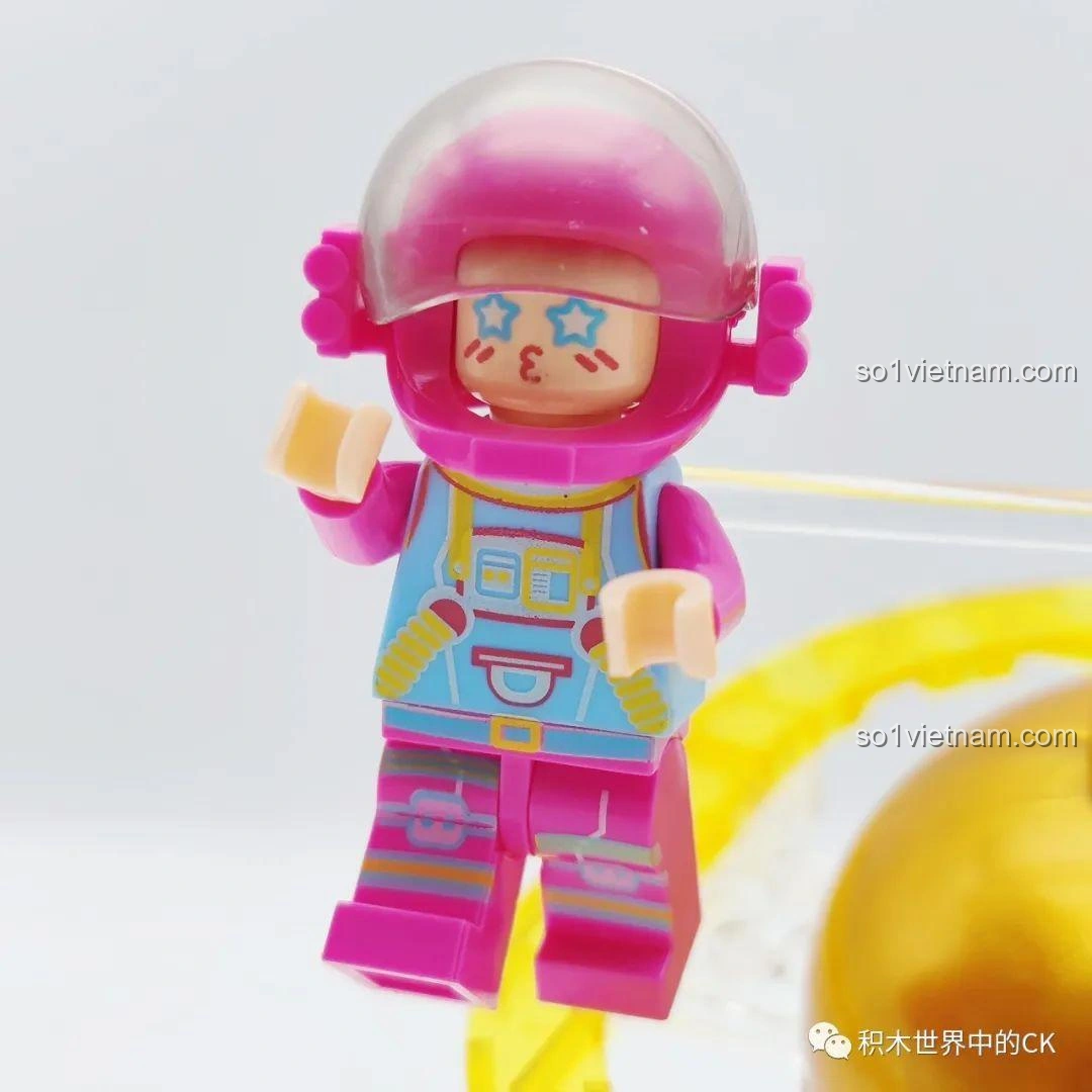 Cận cảnh phi hành gia hồng của bộ đồ chơi WISE BLOCK HA390213, với biểu cảm ngộ nghĩnh, đôi mắt hình ngôi sao và bộ đồ phi hành gia màu hồng pastel.