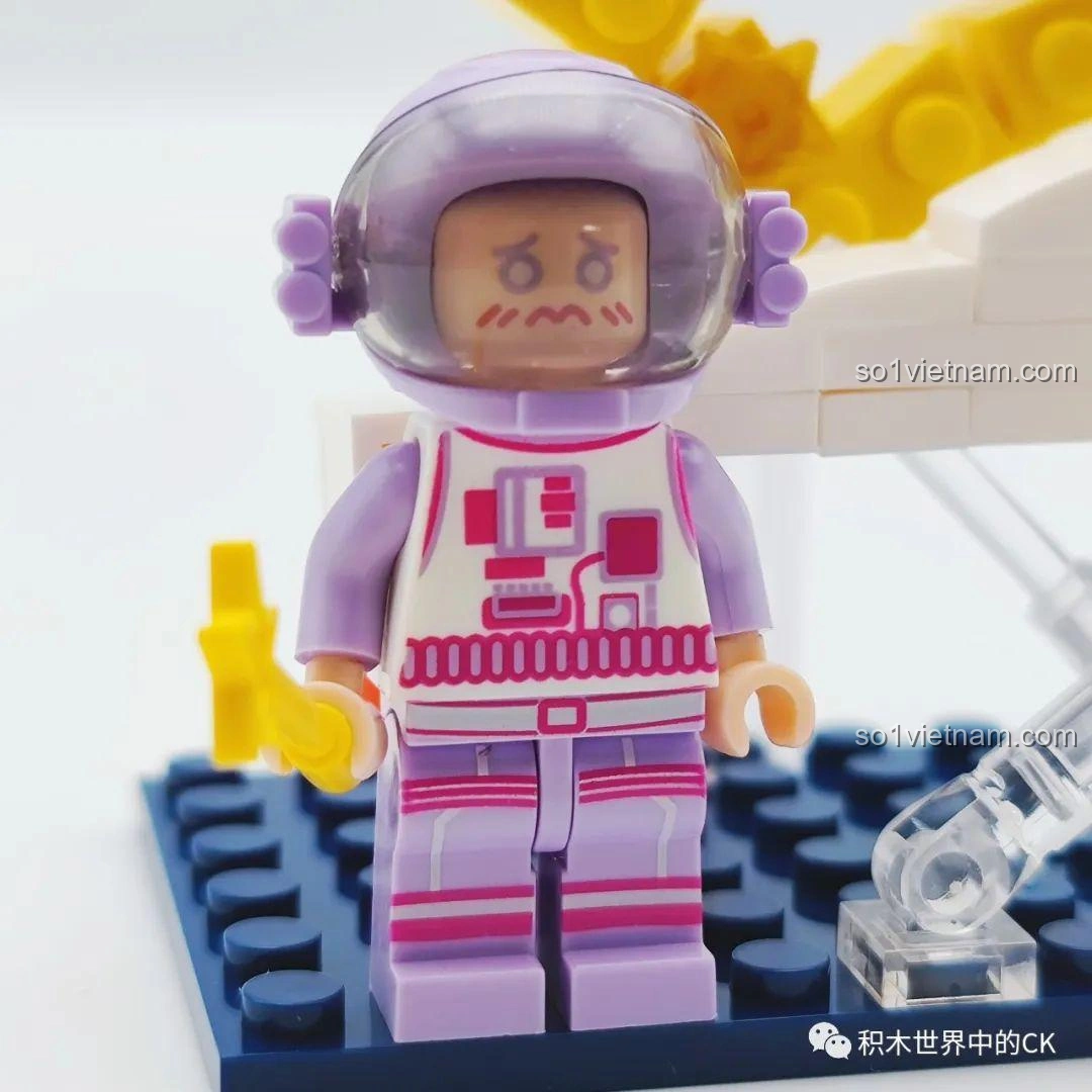 Cận cảnh phi hành gia tím của bộ đồ chơi WISE BLOCK HA390213, với biểu cảm nghi ngờ và bộ đồ phi hành gia màu tím pastel.
