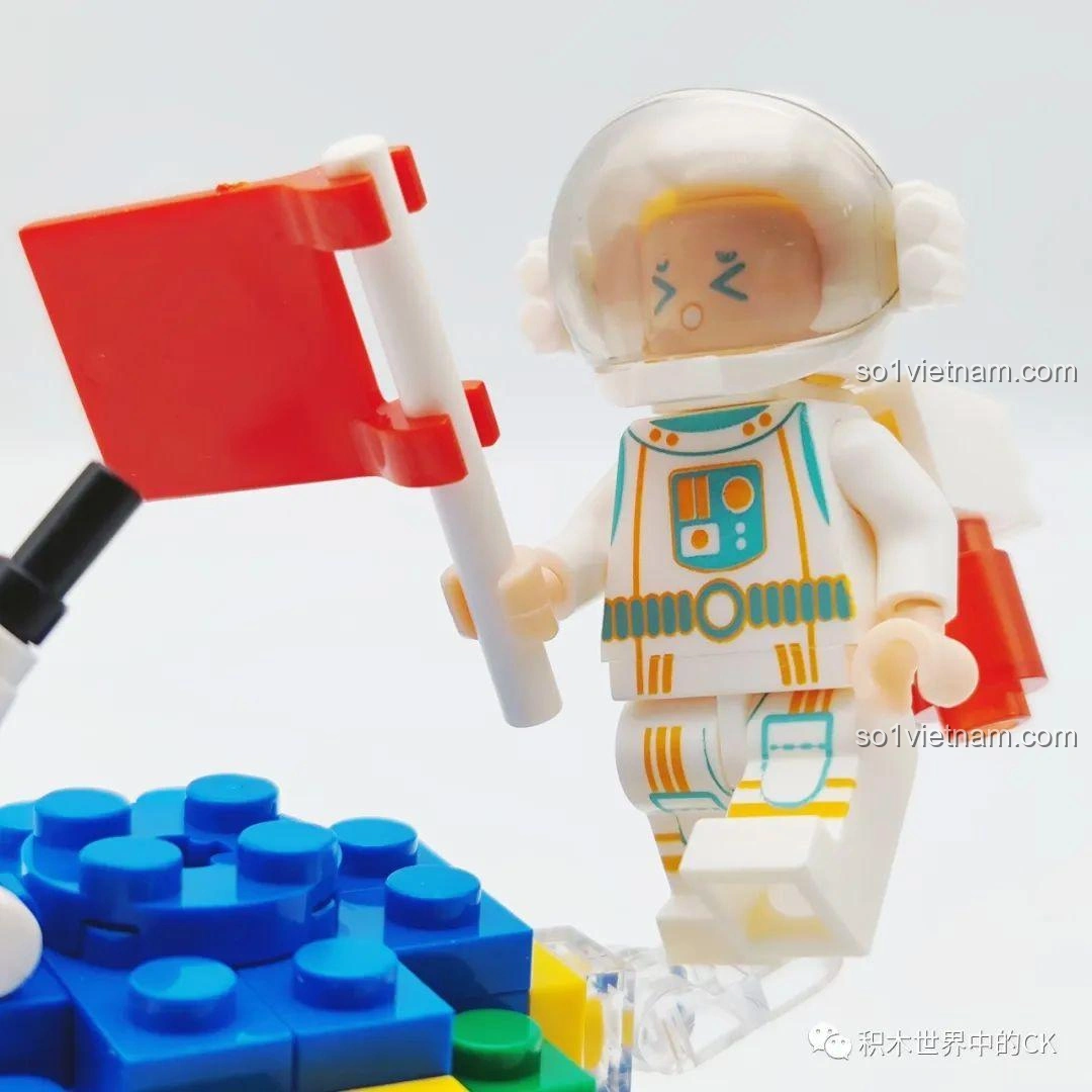 Cận cảnh phi hành gia trắng của bộ đồ chơi WISE BLOCK HA390213, với biểu cảm quyết tâm, đôi mắt nhắm và bộ đồ phi hành gia màu trắng.