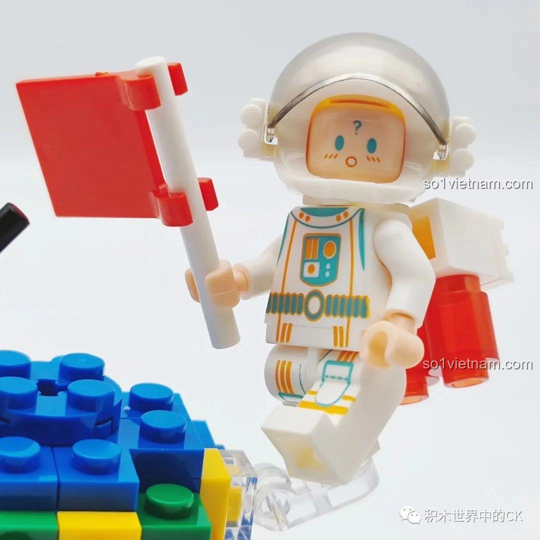 Cận cảnh phi hành gia trắng của bộ đồ chơi WISE BLOCK HA390213, với biểu cảm tò mò, đôi mắt mở to và bộ đồ phi hành gia màu trắng.