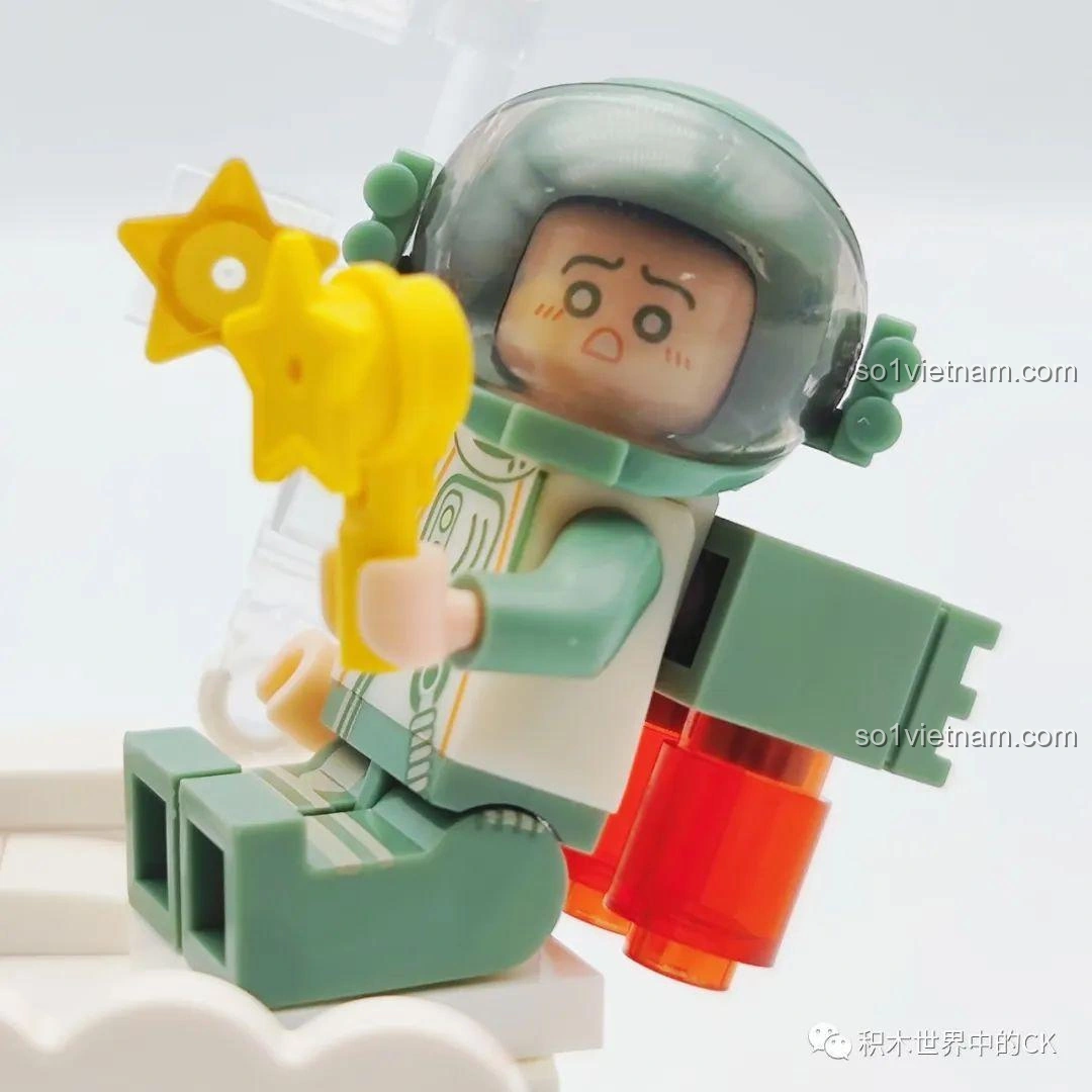 Cận cảnh phi hành gia xanh lá của bộ đồ chơi WISE BLOCK HA390213, với biểu cảm ngạc nhiên, đôi mắt mở to và bộ đồ phi hành gia màu xanh lá.