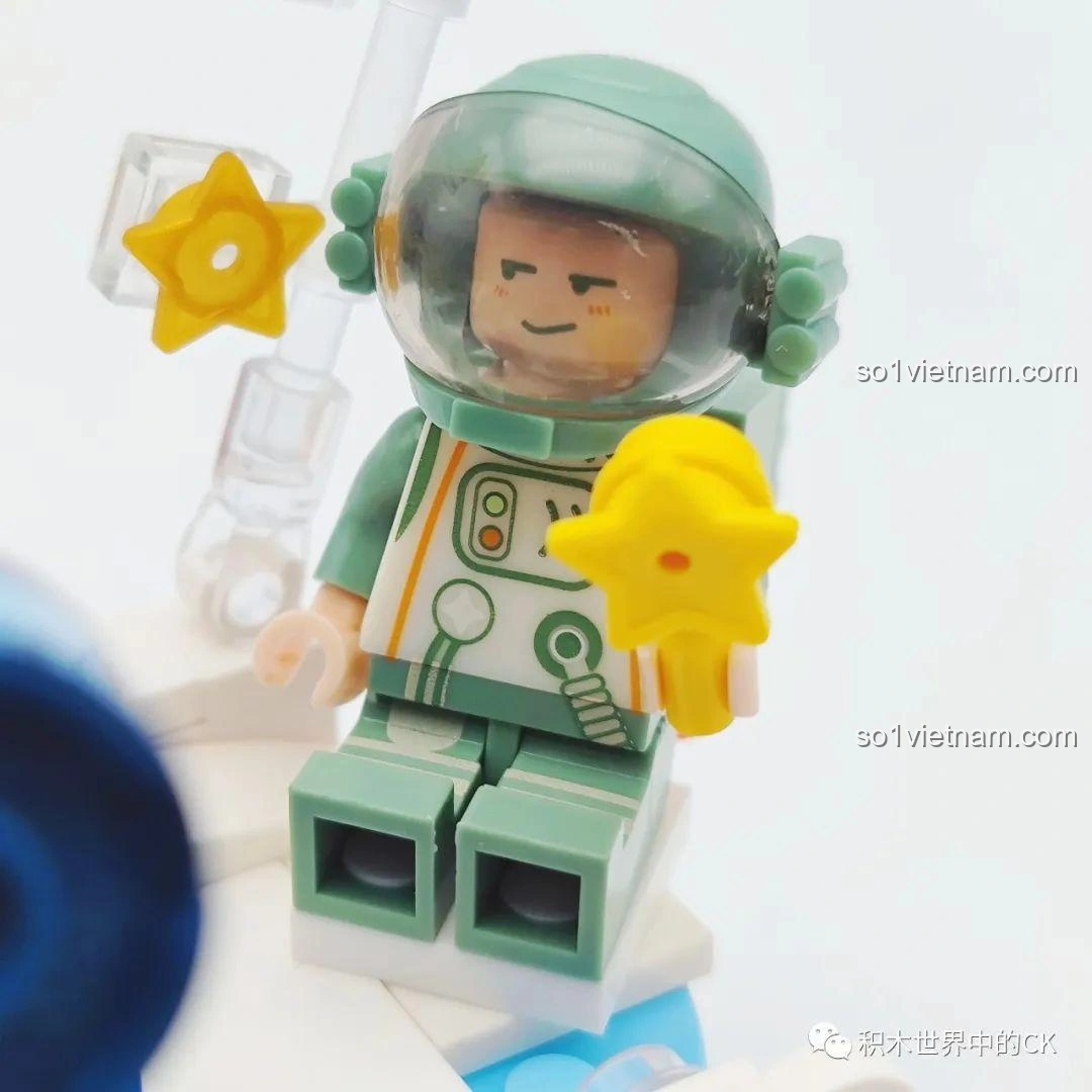 Cận cảnh phi hành gia xanh lá của bộ đồ chơi WISE BLOCK HA390213, với biểu cảm trầm tư, đôi mắt nhắm và bộ đồ phi hành gia màu xanh lá.