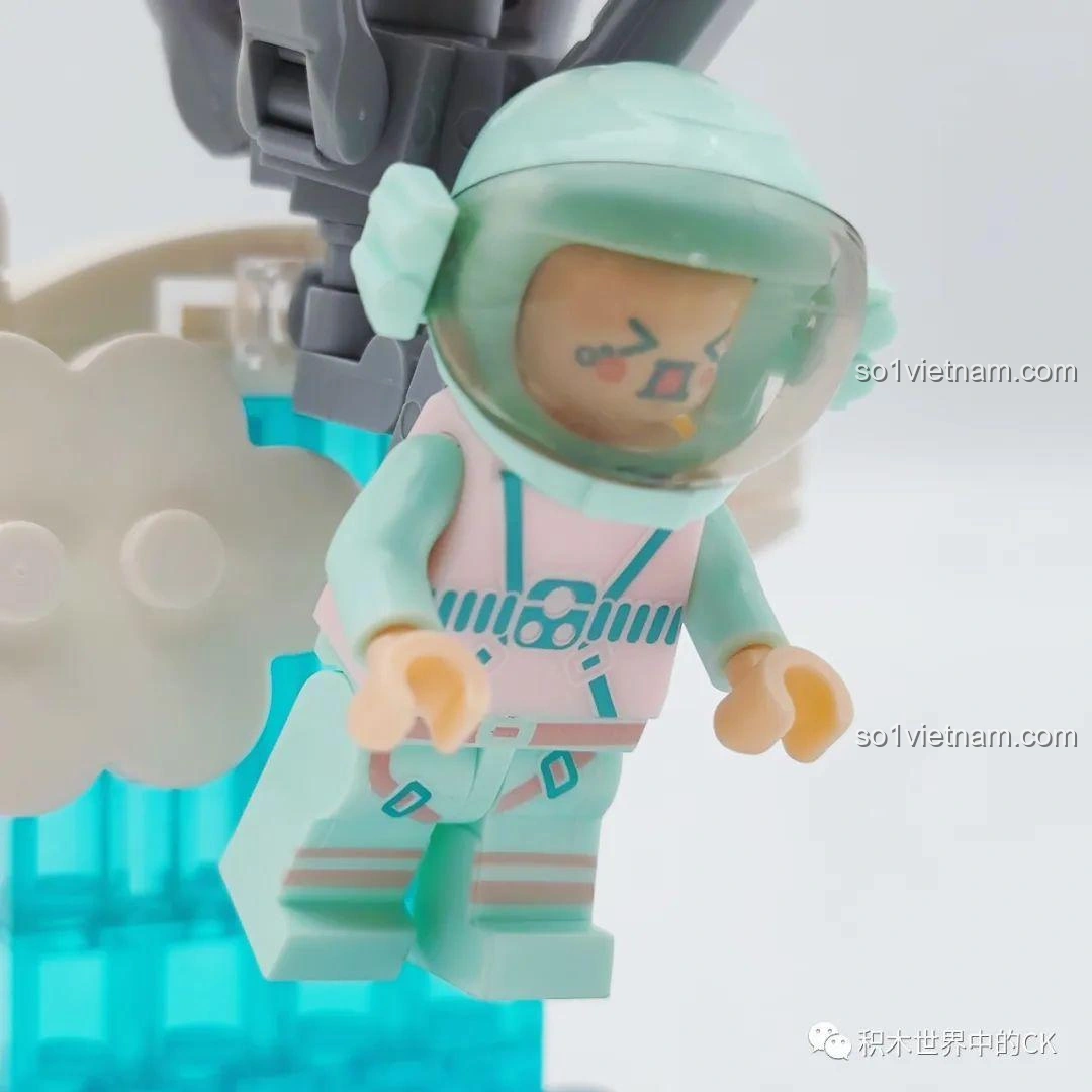 Cận cảnh phi hành gia xanh mint của bộ đồ chơi WISE BLOCK HA390213, với biểu cảm hơi choáng váng và bộ đồ phi hành gia màu xanh mint pastel.