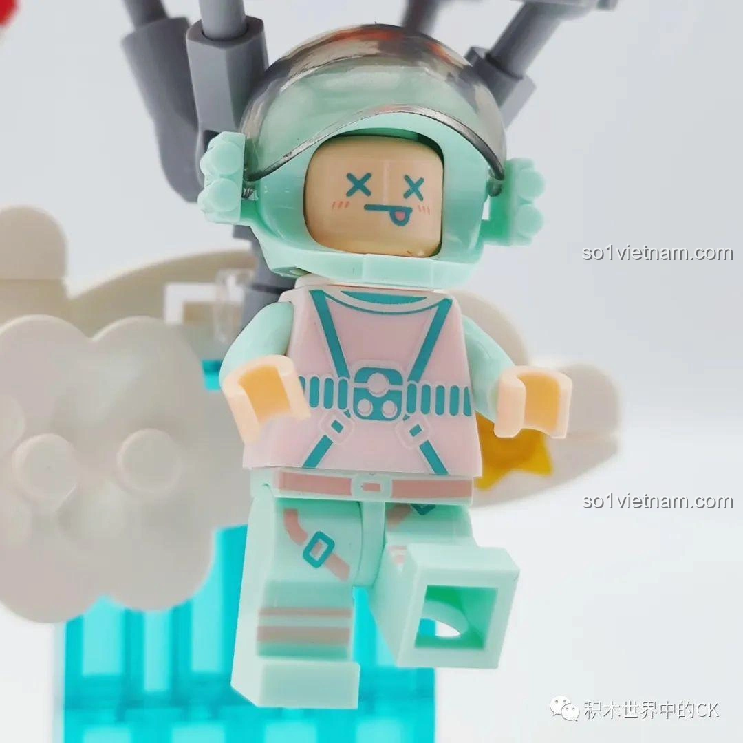 Cận cảnh phi hành gia xanh mint của bộ đồ chơi WISE BLOCK HA390213, với biểu cảm ngạc nhiên và bộ đồ phi hành gia màu xanh mint pastel.