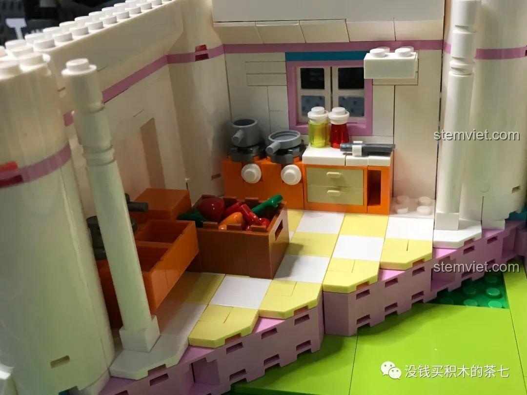 Góc nhìn cận cảnh khu vực phòng ăn với bàn tròn, ghế và sofa của bộ Lâu Đài Cổ Tích.