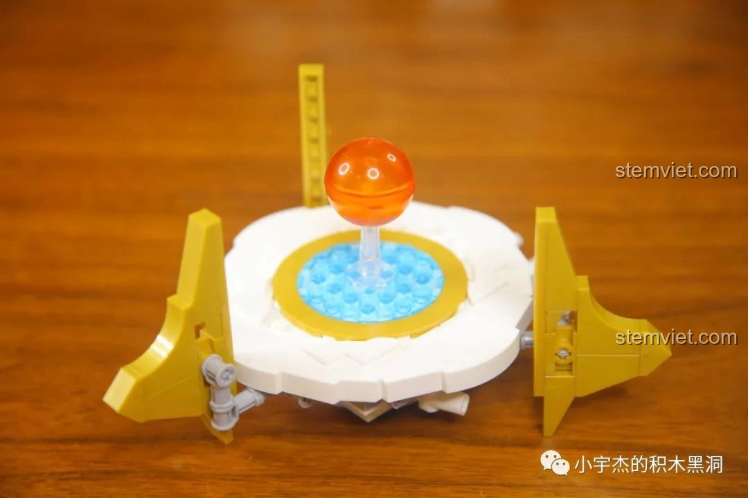 Cận cảnh quả cầu lửa màu cam trong suốt với các chi tiết bong bóng bên trong, một phần của mô hình Sluban M38-B0935 Vân Tiêu Bảo Điện.