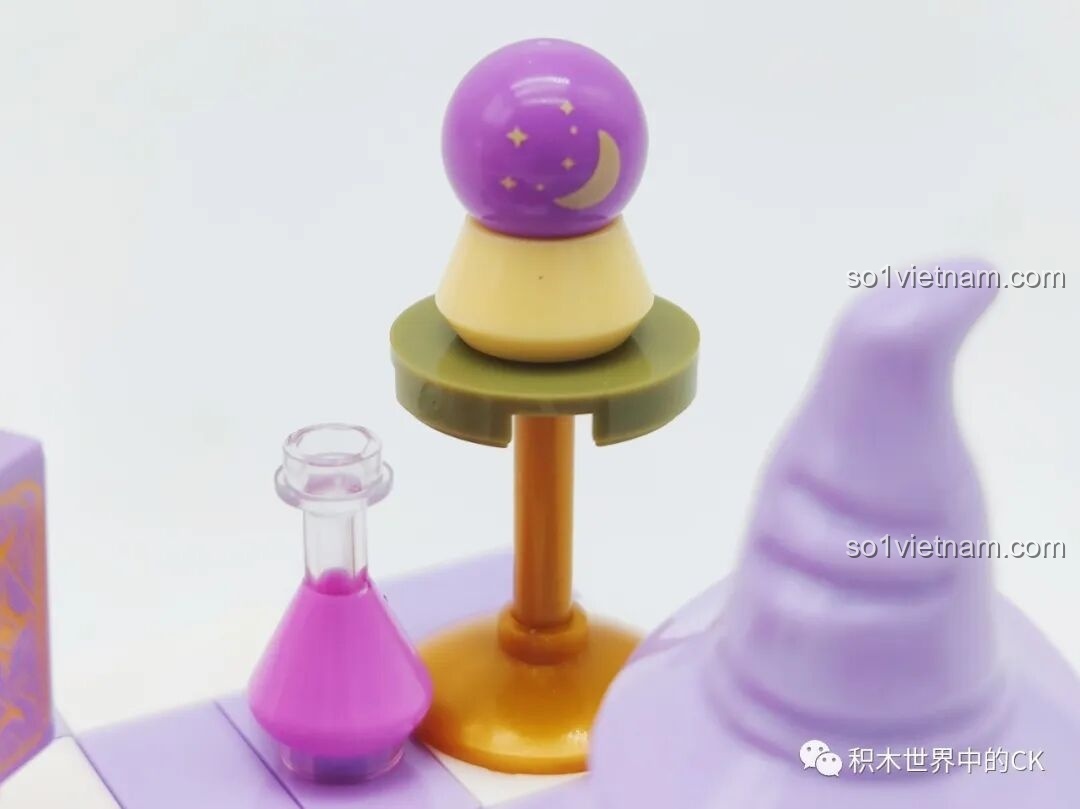 Cận cảnh chi tiết quả cầu pha lê tiên tri và lọ thuốc ma thuật trong phòng bói tarot của Wekki 516910.